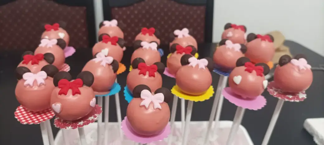 Cake pops u obliku Mini Maus, roze sa mašnicama
