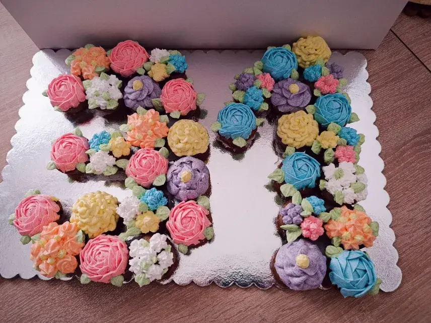 EM torta od mafina sa cvetovima od kreme