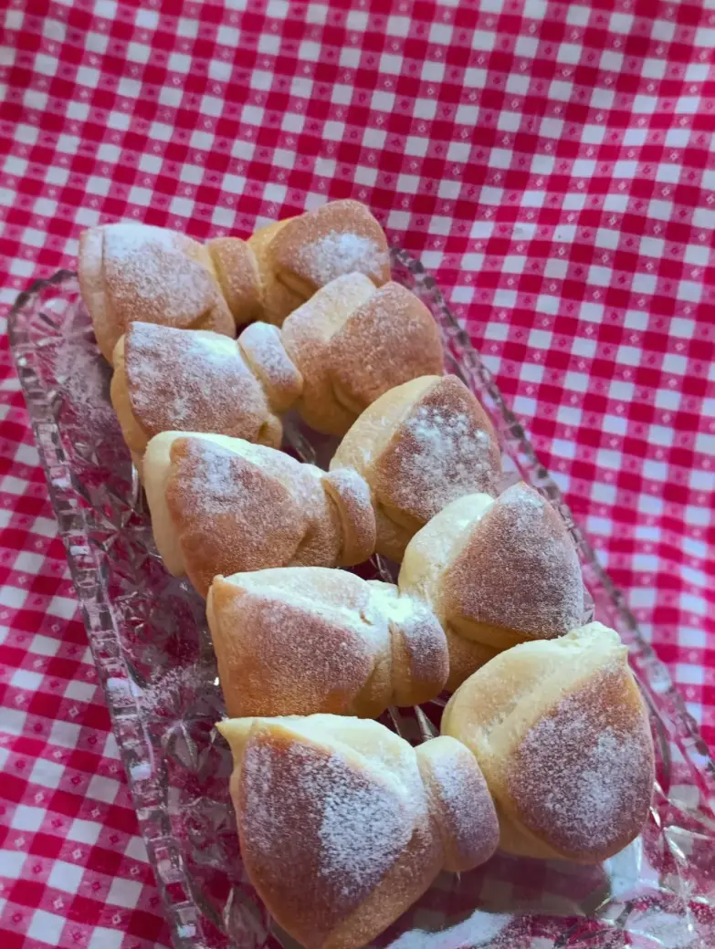 Mašnice od testa posute šećerom u prahu